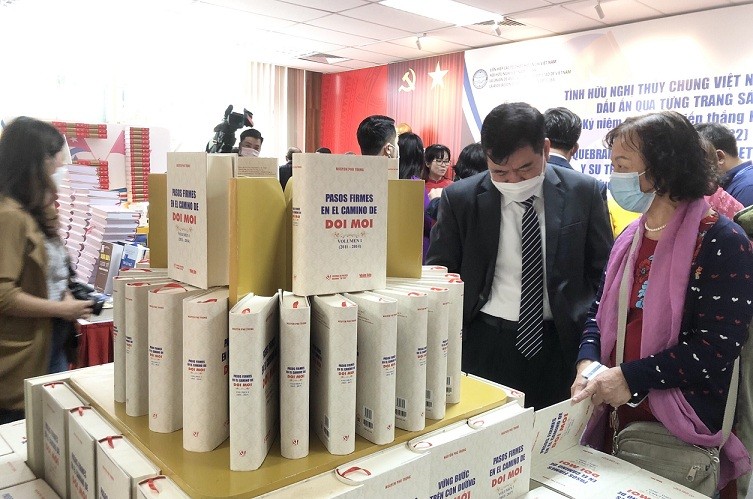 Books on Vietnam-Cuba friendship on display in Hanoi